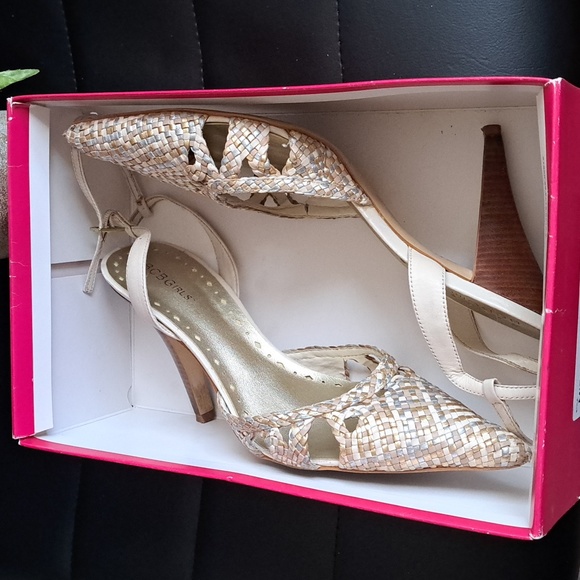 LNIB BCBG Vintage Heels 👠 - Picture 11 of 13